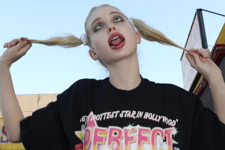 Naughty Sara Slays Doing Ahegao