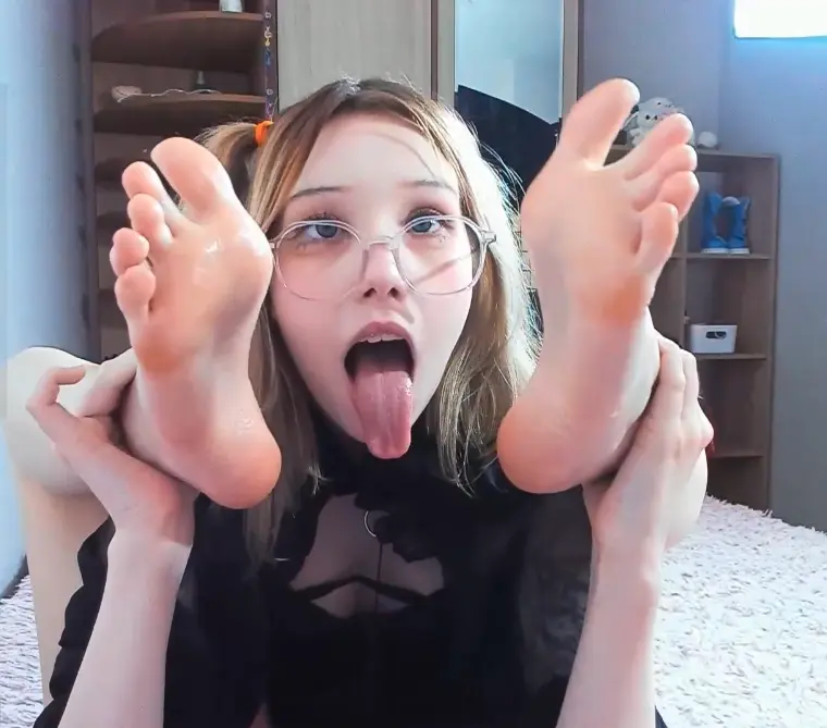 Pretty feet, dirty mind, ahegao face